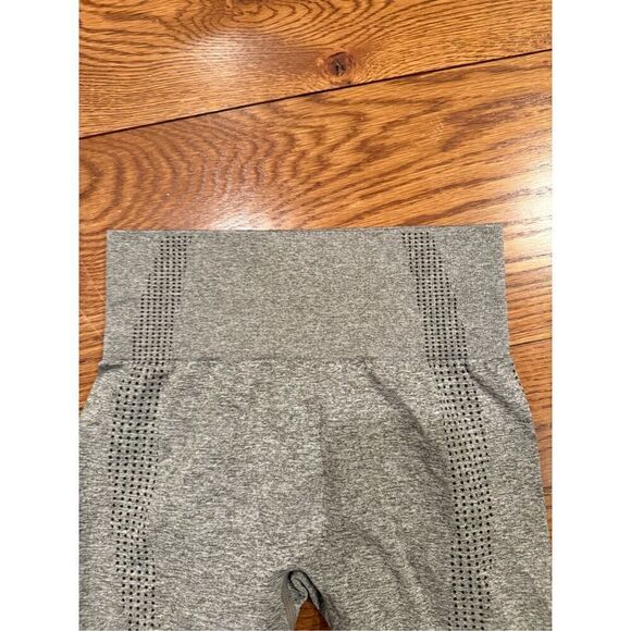 Seamless High-Waisted Leggings - Size Small - Picture 3 of 6